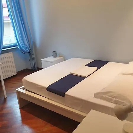 Apartment Lovely 11 Guests Flat, Via Tribunali, Center! Naples