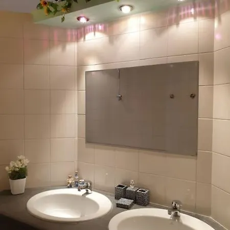 Lovely 11 Guests Flat, Via Tribunali, Center! Apartment Naples